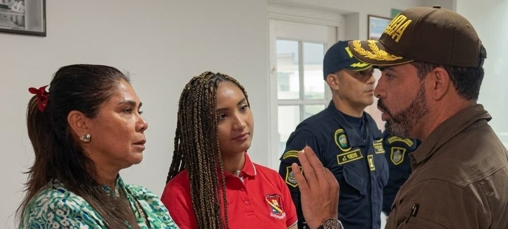 Micrófono bajo la camisa de Abelardo desata polémica por encuentro con funcionarias