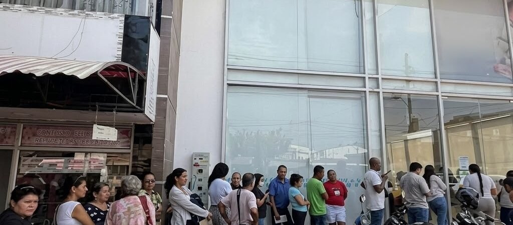 Pacientes hacen filas desde la madrugada en Chapinero y Restrepo en Bogotá y no reciben medicamentos, mientras la Supersalud halla medicinas almacenadas