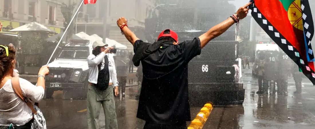 Chile vuelve a las calles contra Kast: miles protestan por recortes y demandas sociales sin resolver