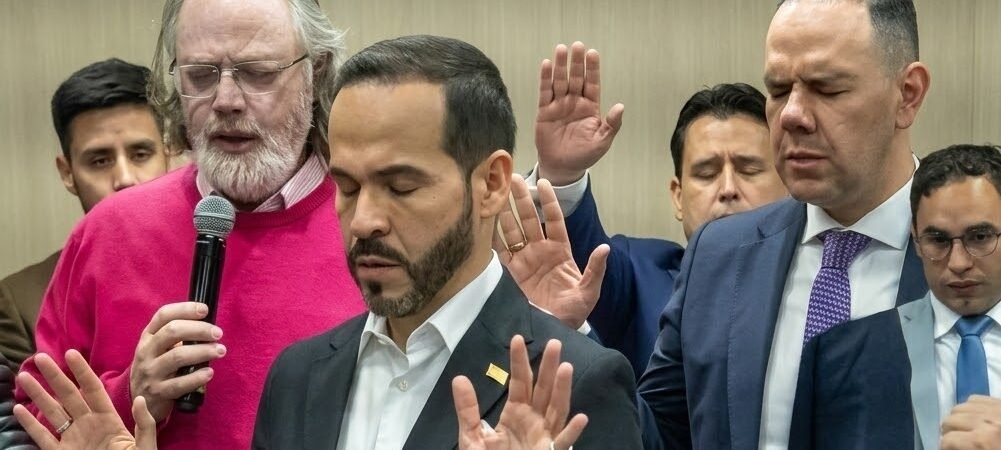 Abelardo De La Espriella le reza hasta a una piedra con tal de tener a todos contentos lo llaman el rezandero de todos los altares