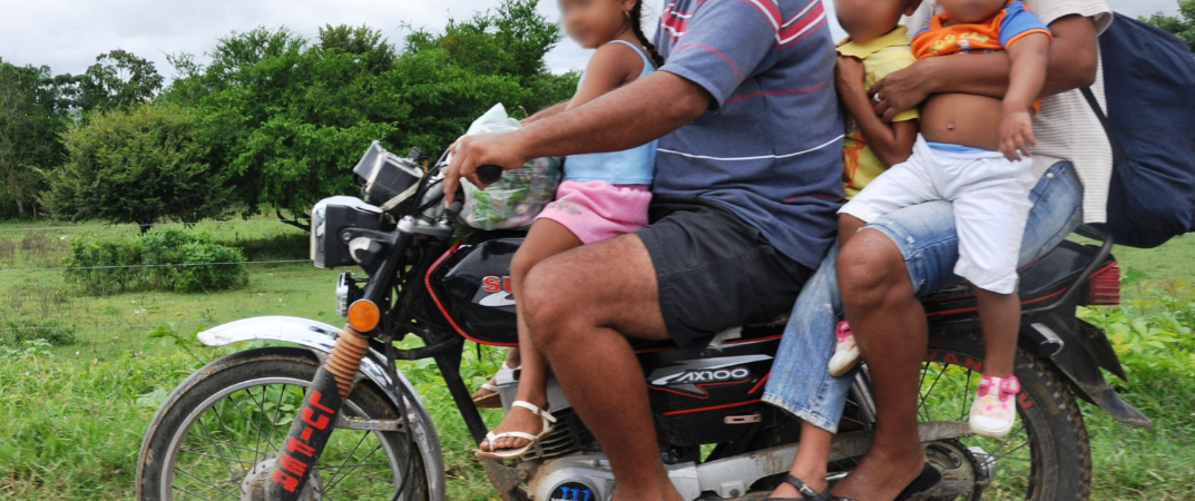 TRANSPORTAR NIÑOS EN MOTO: ESTAS SON LAS RESTRICCIONES Y MULTAS VIGENTES EN COLOMBIA